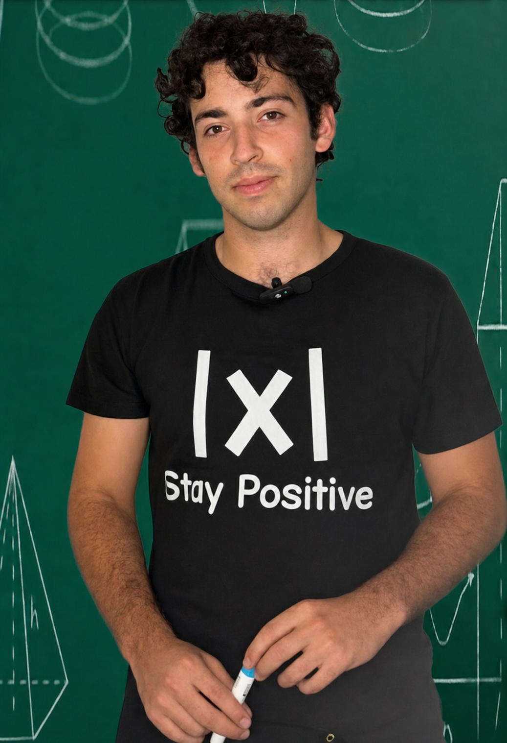 Agustín frente a un pizarrón de Matemática Áurea